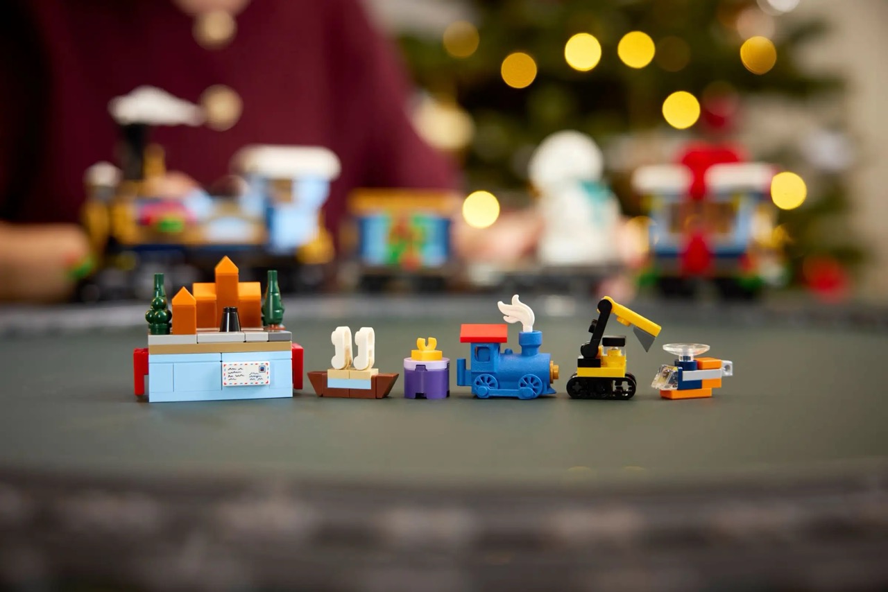 LEGO® 10361 Holiday Express Train: The First 3D-Printed Piece Sparks Debate Among Fans