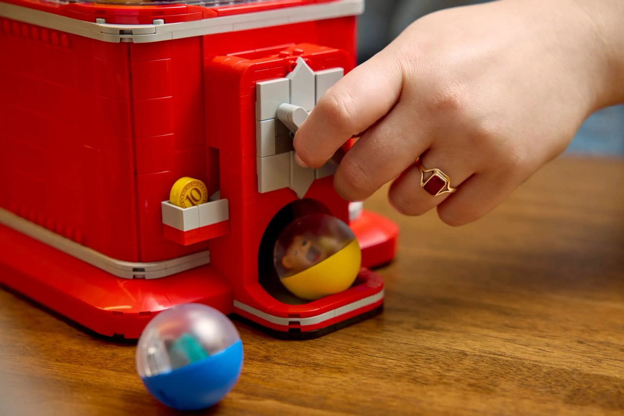 LEGO® Ideas 21358 Minifigure Vending Machine: A Nostalgic, Interactive Build Packed with Exclusive Minifigures