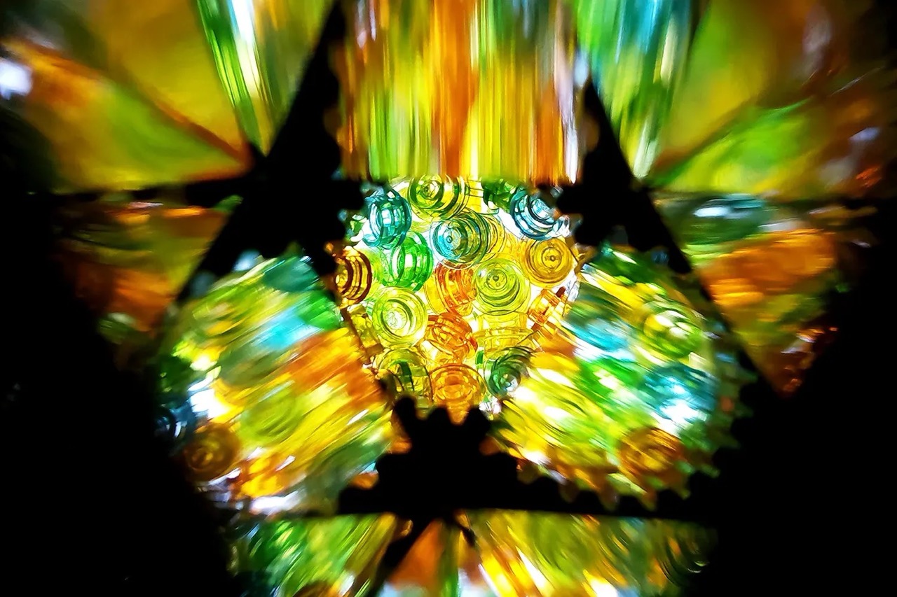 Milan Sekiz built a working LEGO® kaleidoscope with only official parts.