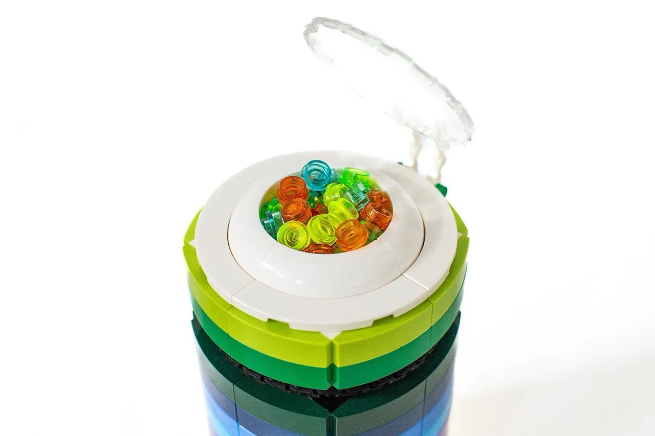 Milan Sekiz built a working LEGO® kaleidoscope with only official parts.