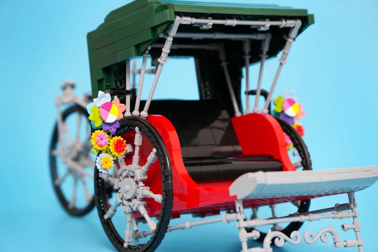 A 1000-piece LEGO® Penang Trishaw model by WYCreation, inspired by Penang’s cultural heritage.