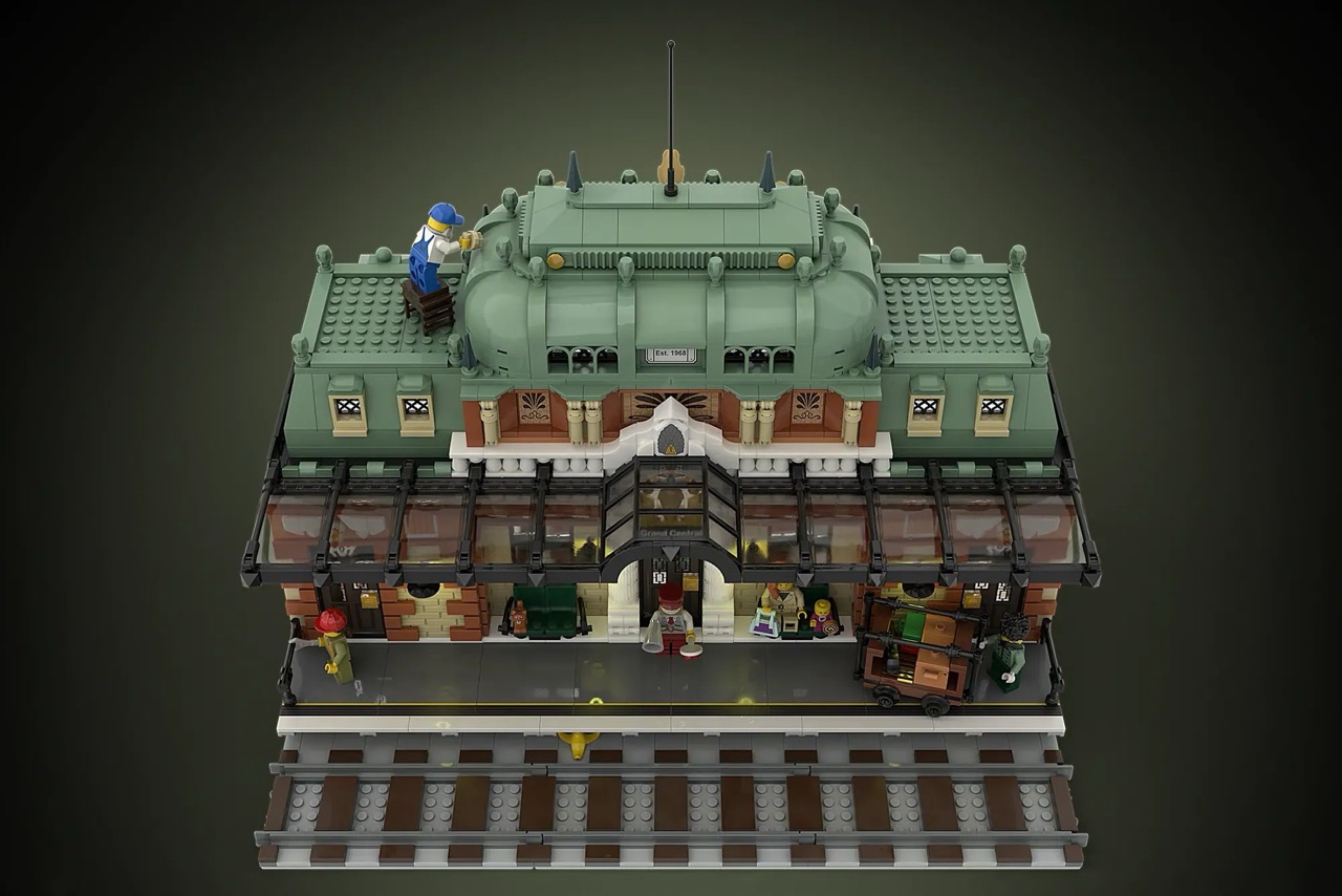 Fan designer Maria Kalaoglou recreated Grand Central Station in LEGO® and hit 10,000 supporters on LEGO® Ideas.