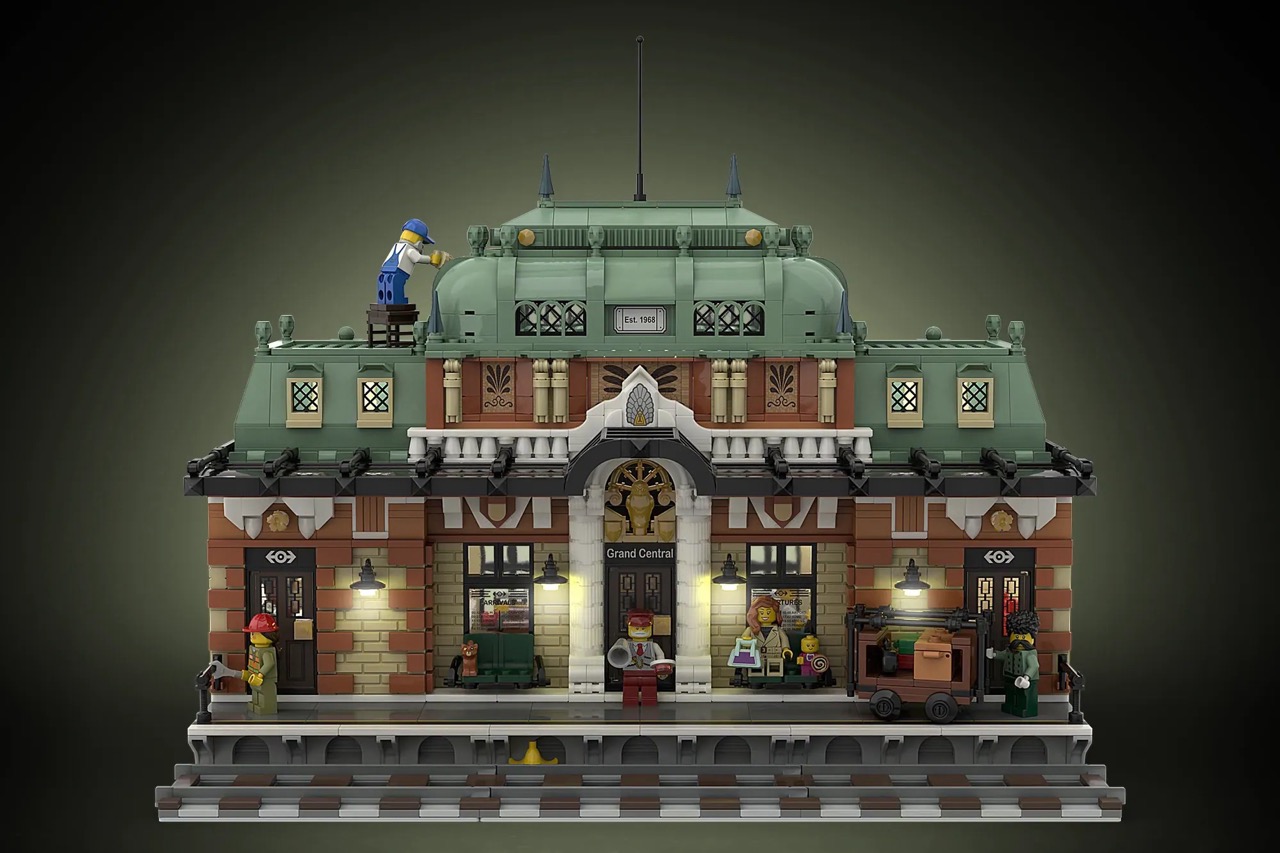 Fan designer Maria Kalaoglou recreated Grand Central Station in LEGO® and hit 10,000 supporters on LEGO® Ideas.