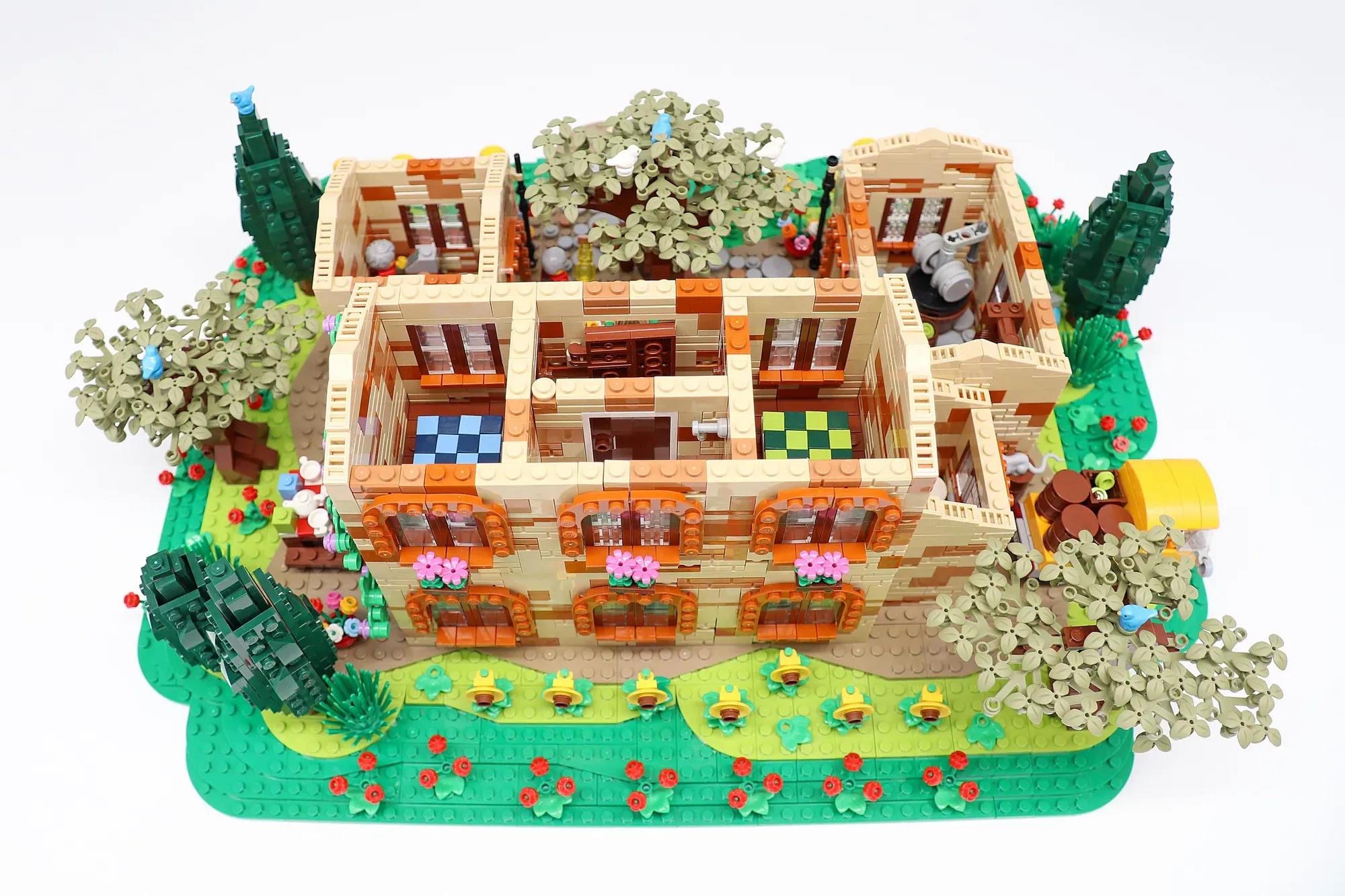Inspired by real Tuscan travel, Lillibricks created the LEGO® B&B L’Ulivo with over 2,900 pieces.