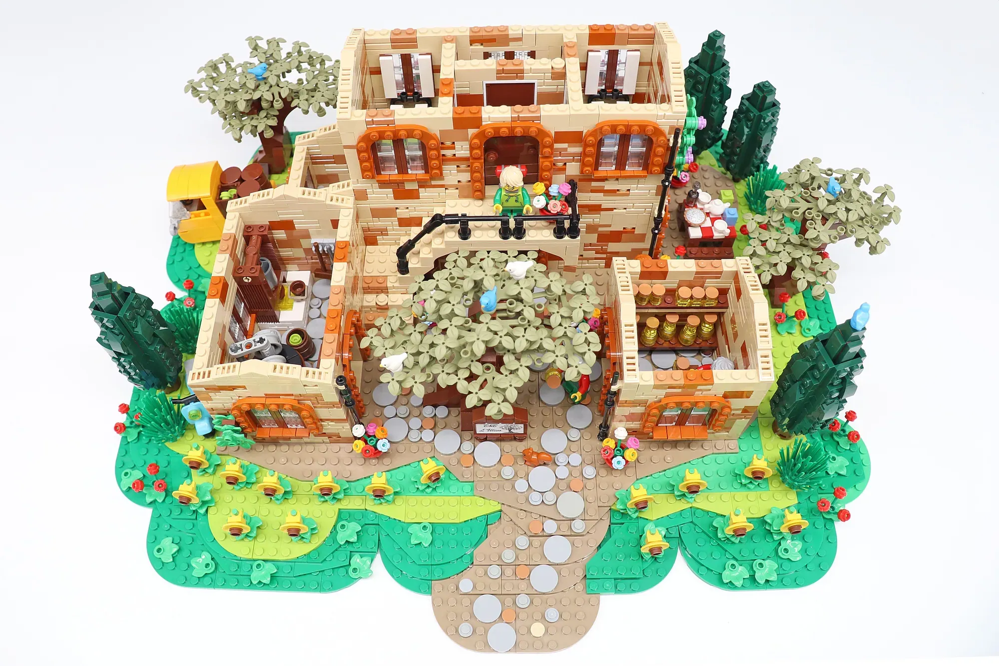 Inspired by real Tuscan travel, Lillibricks created the LEGO® B&B L’Ulivo with over 2,900 pieces.