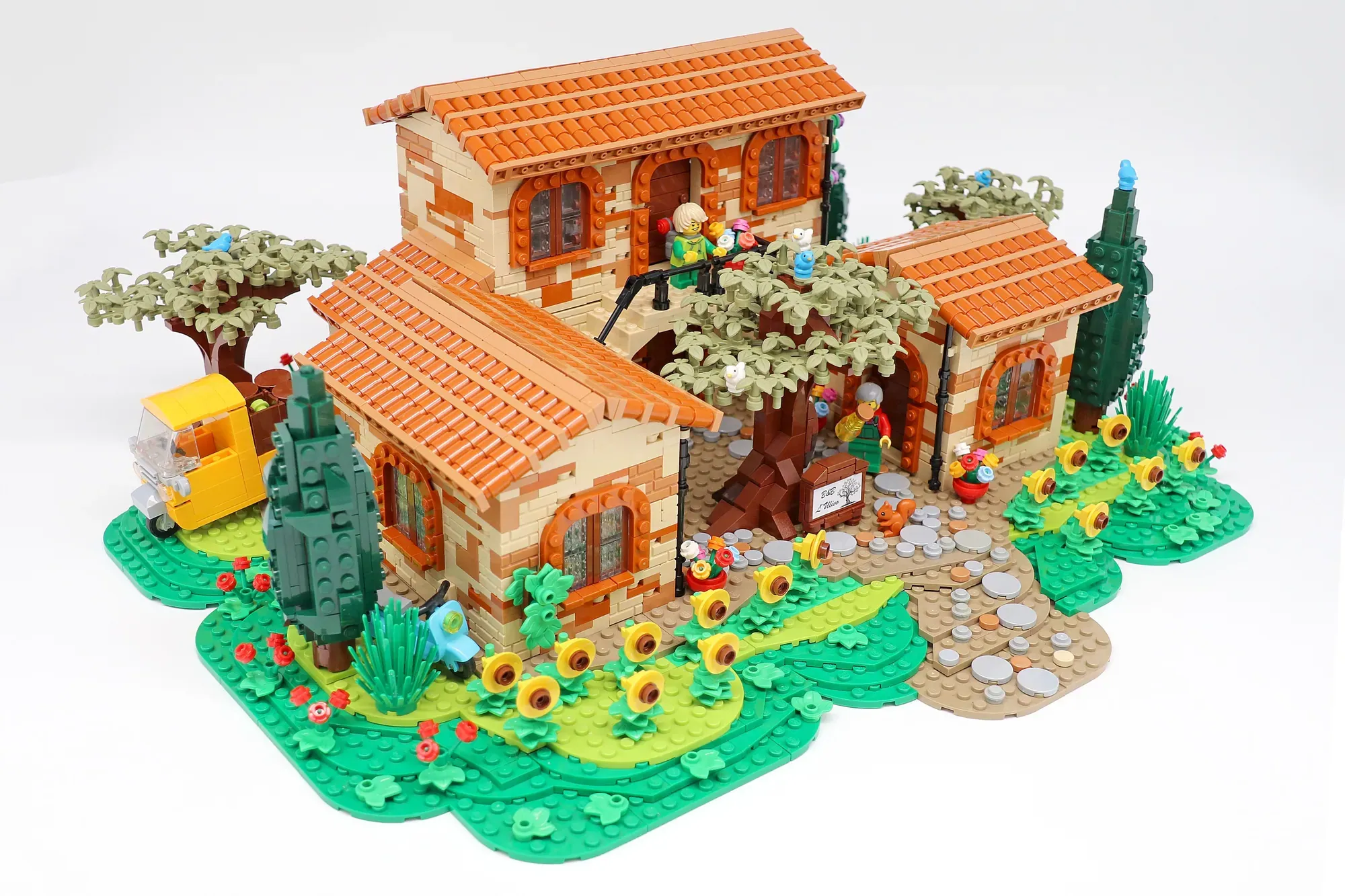 Inspired by real Tuscan travel, Lillibricks created the LEGO® B&B L’Ulivo with over 2,900 pieces.