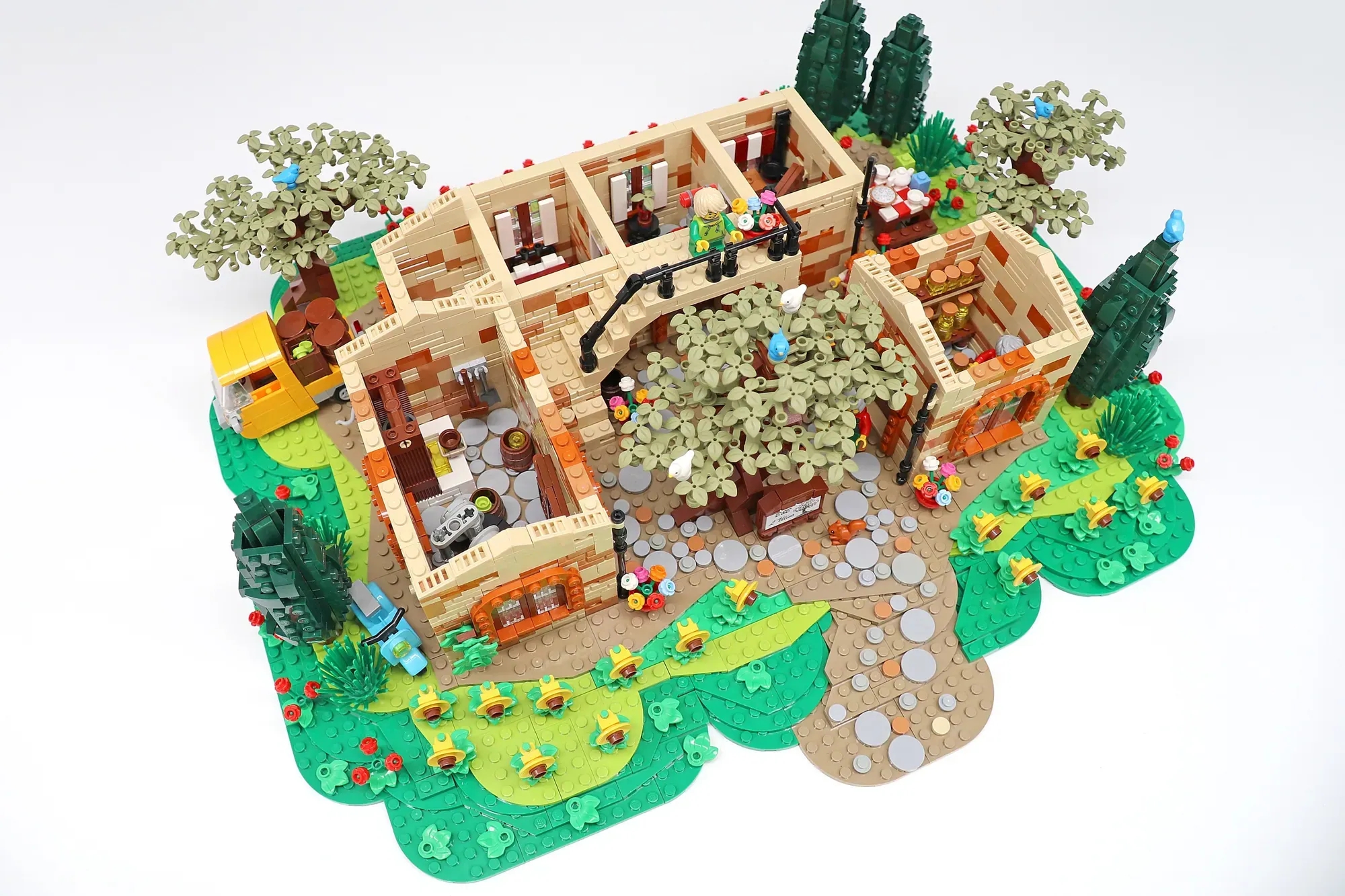 Inspired by real Tuscan travel, Lillibricks created the LEGO® B&B L’Ulivo with over 2,900 pieces.