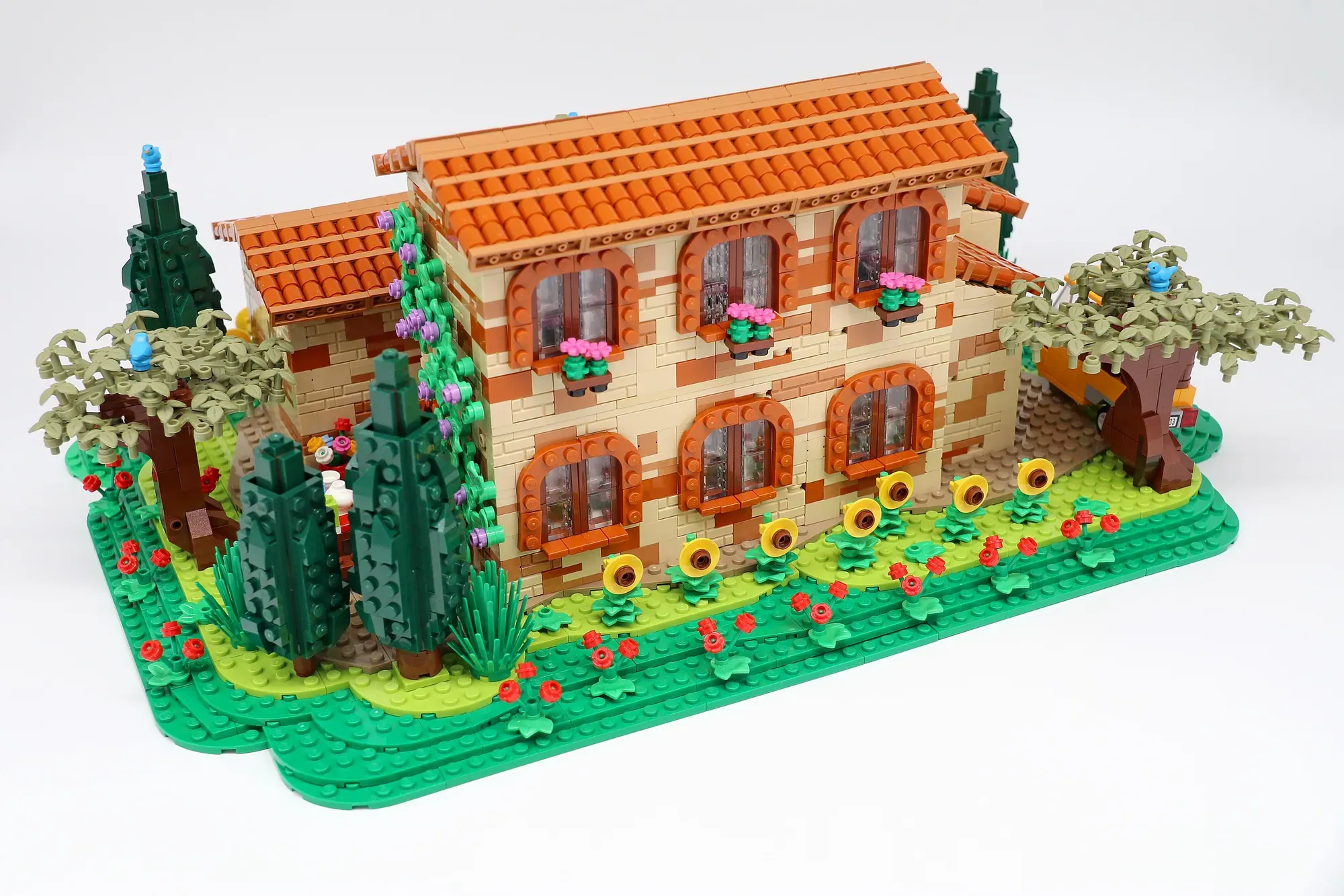 Inspired by real Tuscan travel, Lillibricks created the LEGO® B&B L’Ulivo with over 2,900 pieces.