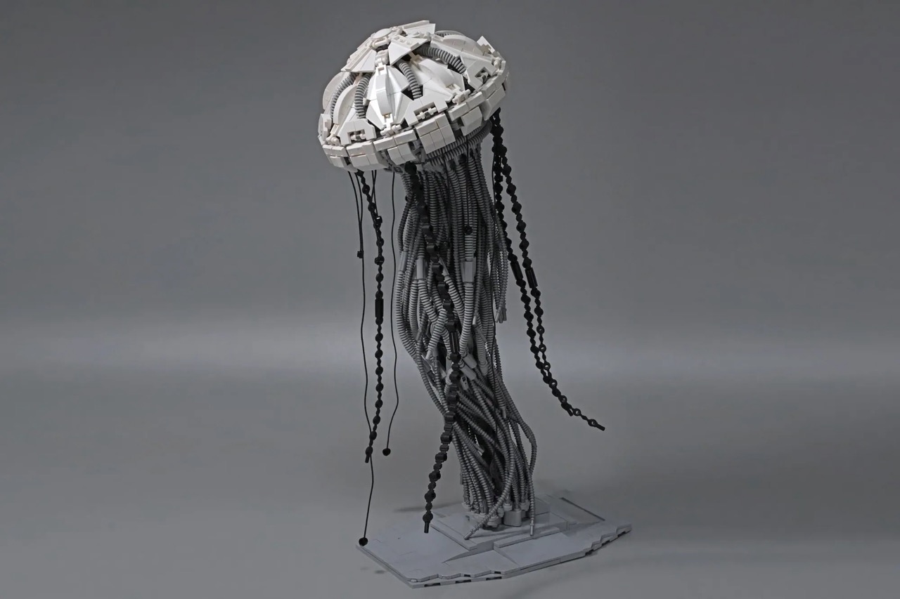 The Blue Whale Mech by Mitsuru Nikaido reached 10,000 votes on LEGO® Ideas and is under review.