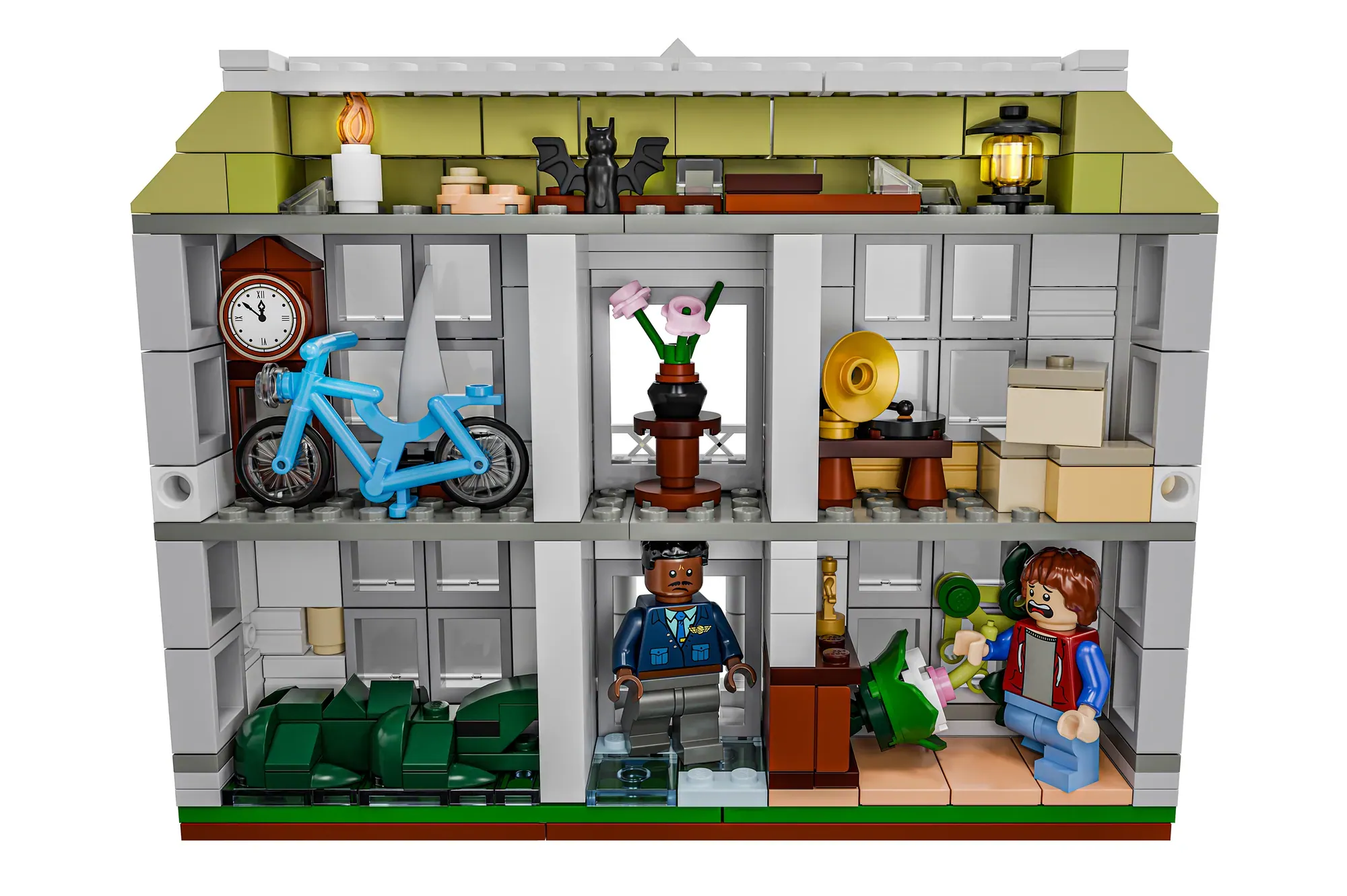 A foldable LEGO® Jumanji board game with over 1600 pieces and two connected house sections