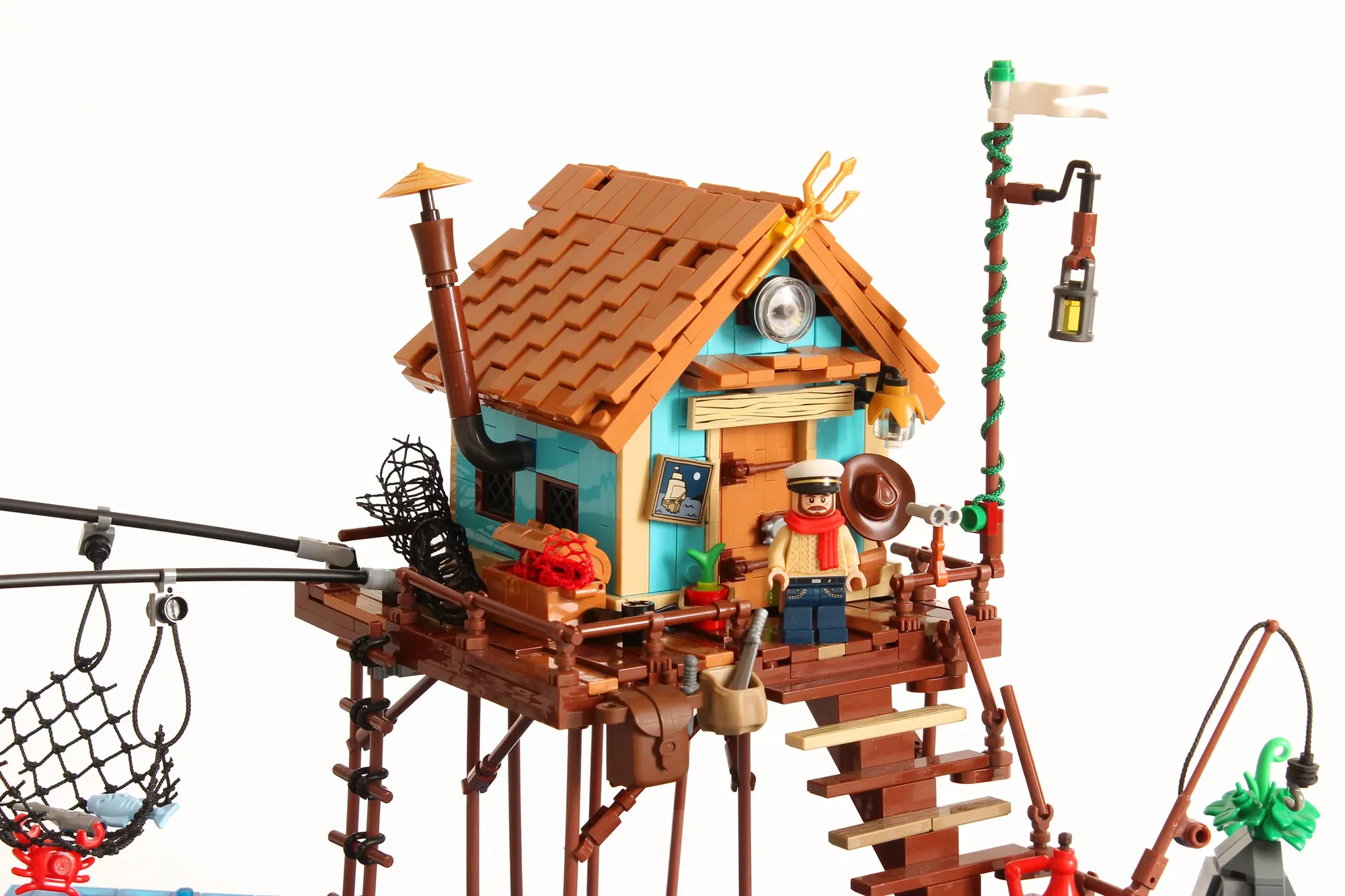 The creator of the LEGO® A-Frame Cabin (21338) returns with a new coastal masterpiece.  The Stilt House celebrates solitude, craftsmanship, and the poetry of the sea.