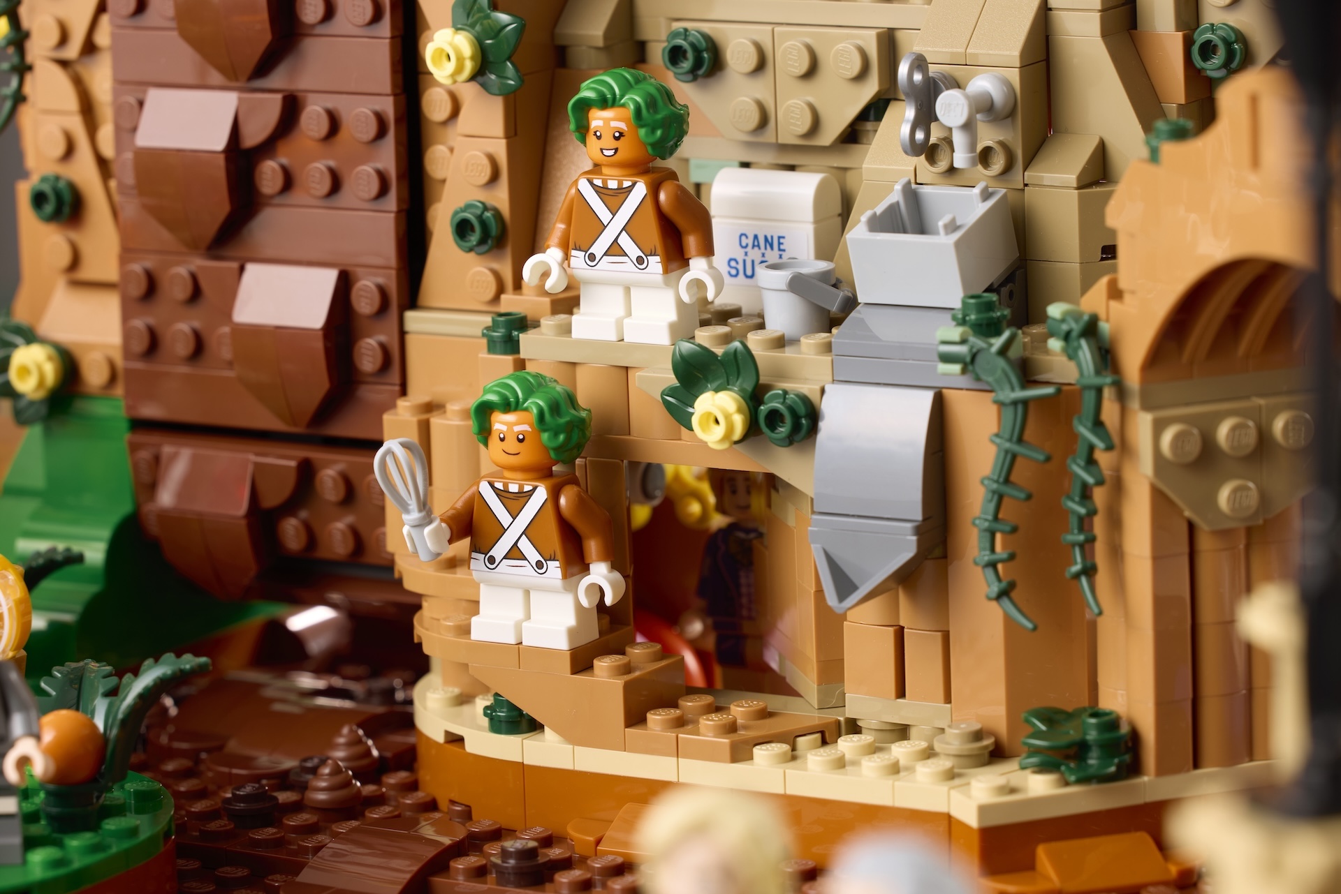 LEGO Willy Wonka & The Chocolate Factory - Image of two LEGO Minifigures included in the set