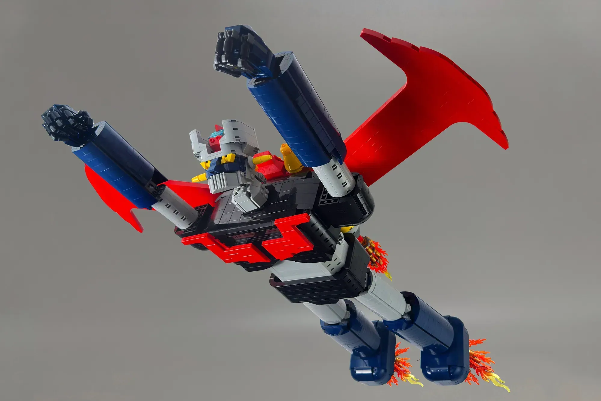 Mazinger Z LEGO® Ideas Project Brings 3,210-Piece Mecha Giant to Life (3210) — side view